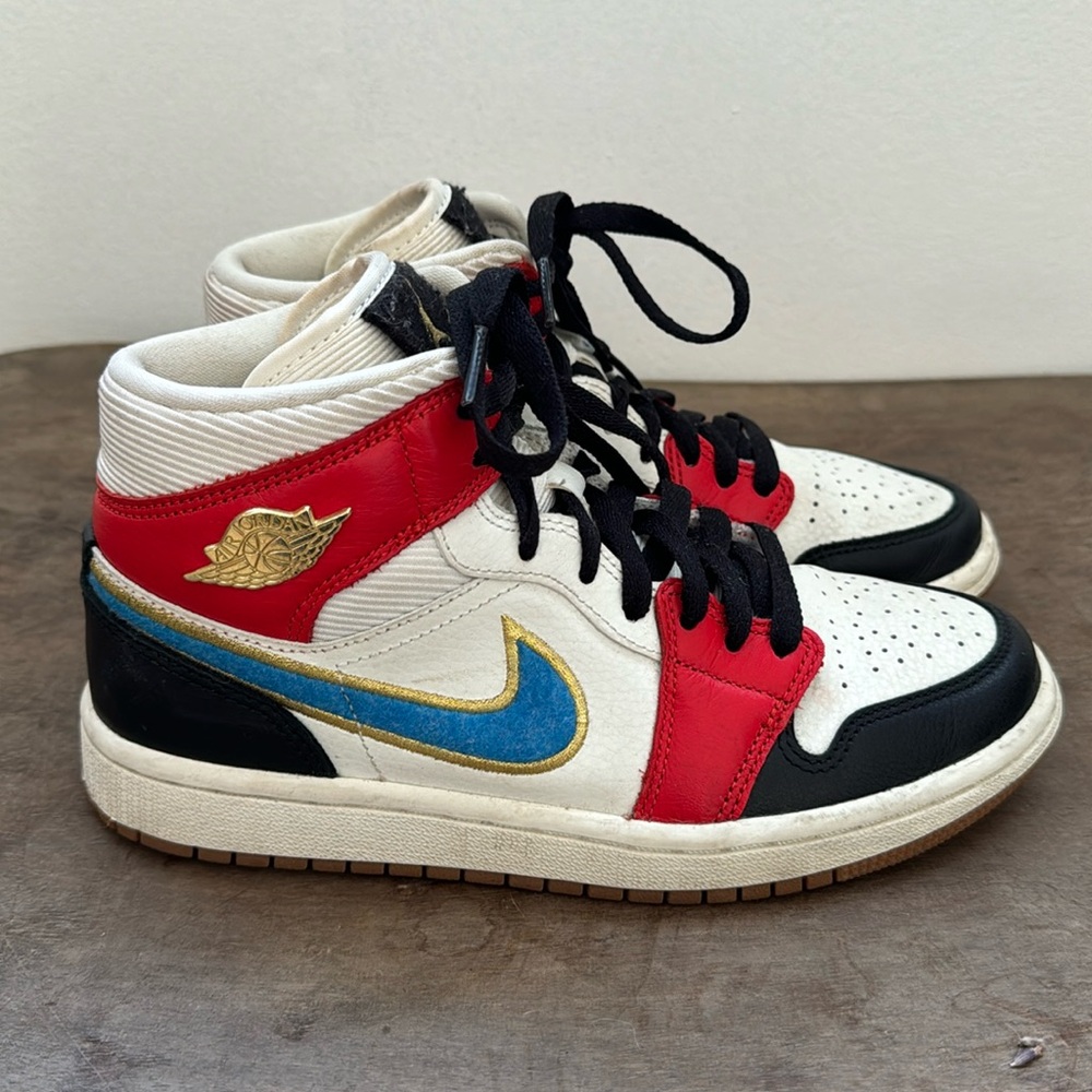 Nike Air Jordan High Top Sneakers Let(Her)Man, 1 Mid SE Size 7 women’s